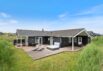 Sommerhus med højt til loftet og udespa på terrassen (billede 1)