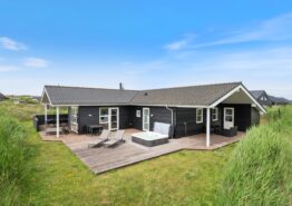 Sommerhus med højt til loftet og udespa på terrassen