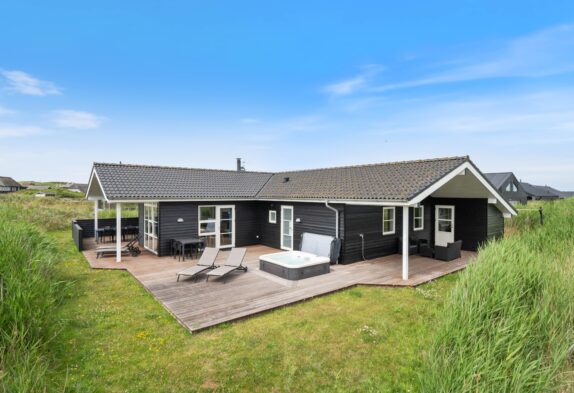 Sommerhus med højt til loftet og udespa på terrassen