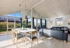 Sommerhus med højt til loftet og udespa på terrassen (billede 8)