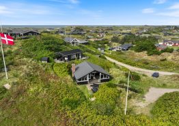 Hyggeligt, renoveret feriehus i Søndervig med sauna og fjordudsigt