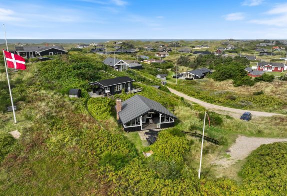 Hyggeligt, renoveret feriehus i Søndervig med sauna og fjordudsigt