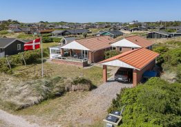 Træsommerhus med lukket terrasse og plads til hundene. Kat. nr.:  , 