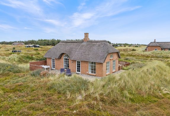 Feriehus med stråtag og hund og gratis slutrengøring