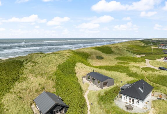 Meget flot og lækkert sommerhus i første klitrække