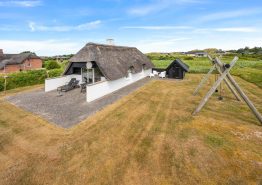 Hyggeligt sommerhus med brændeovn i rolige omgivelser