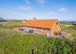 Velholdt, strandnært sommerhus med spa og sauna