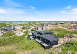 Lækkert sommerhus med spa og sauna- kun 200 meter fra stranden