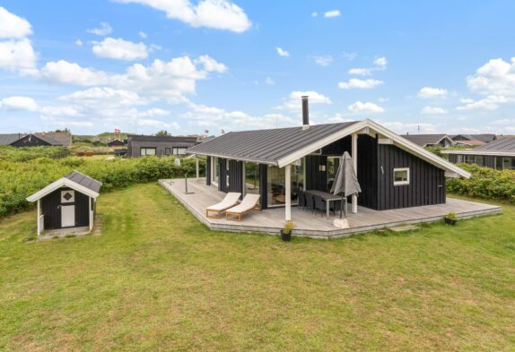 Hyggeligt sommerhus med spa på rolig grund i Søndervig
