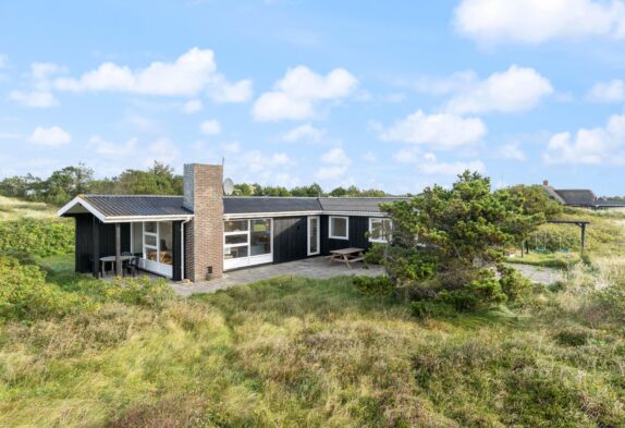 Dejligt sommerhus i Søndervig med lukket terrasse og naturgrund