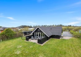 Skønt sommerhus i Søndervig m. stor plænegrund og loungeområde