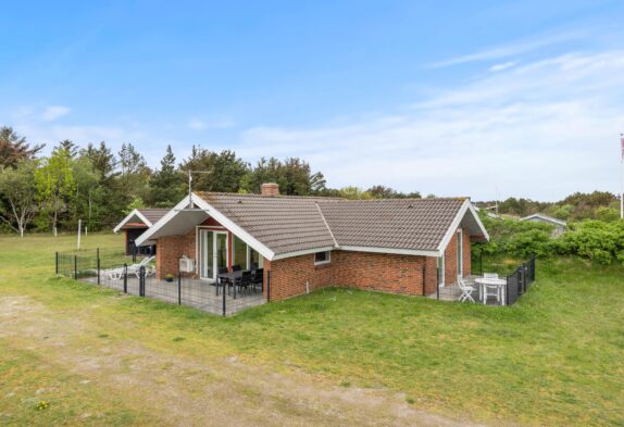 Schönes Ferienhaus auf einem grossen Rasengrundstück