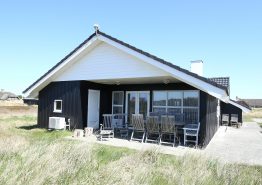 Firestjernet træsommerhus i Søndervig med spabad