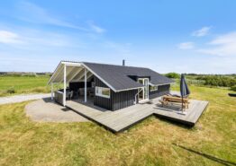 Lyst og nutidigt sommerhus i Søndervig med spabad og sauna