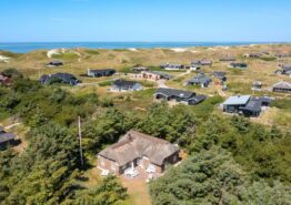 Strandnært sommerhus i Søndervig med stråtækt bondeidyl