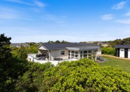 Lyst og smagfuld indrettet sommerhus i Søndervig med udestue