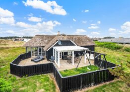 Flot stråtækt sommerhus i Søndervig med spa, sauna og gamingrum