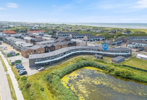 Centralplaceret ferielejlighed med ovenlysvindue – 300m fra stranden