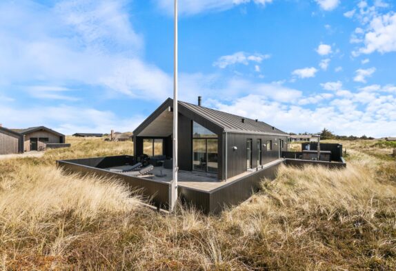 Lækkert sommerhus med vildmarksbad og sauna 250m fra havet