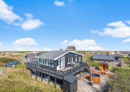 Strandnært feriehus i Søndervig med vildmarksbad og udesauna