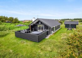 Gepflegtes Ferienhaus in Søndervig mit Badetonne