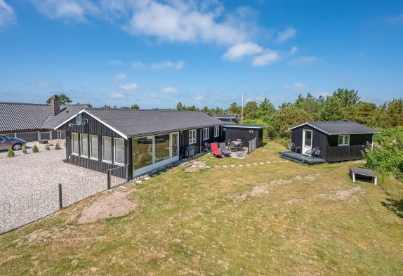 Hyggeligt sommerhus i Søndervig med brændeovn og udestue
