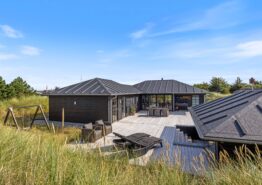 Modernes Ferienhaus mit Außenwhirlpool und Außendusche