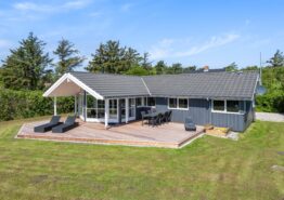 Strandnahes Ferienhaus in Søndervig mit Whirlpool