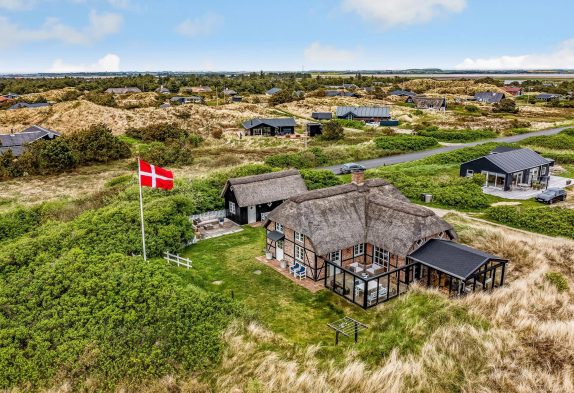 Stråtægt idyl med solterrasse og skøn udestue
