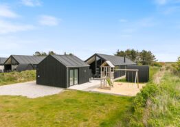 Moderne sommerhus med udespa og udesauna i Søndervig